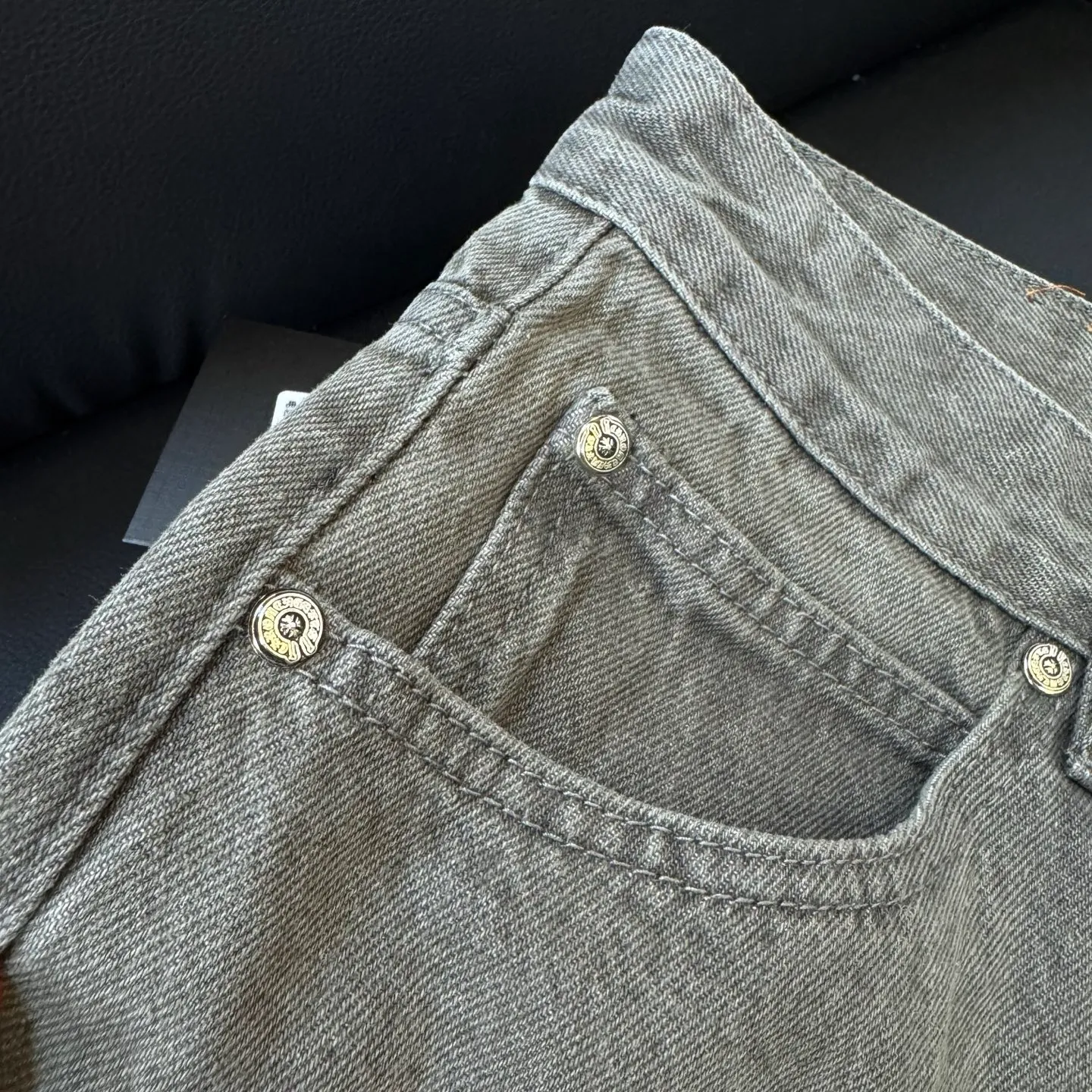 🅿️290 Style No.: D240 Chroe Hets CH Chrome Het Purple Color Block Leather Washed Jeans Ceiling-Level Jeans Hard to Find at the Counter‼ ️ About Zangyin ✅ This is an extremely luxurious fashion brand that can also be called the aristocracy of the high street. It has always been an exclusive brand for some hipsters or the rich second generation. The color of this model is already very eye-catching by using a unique washed material. It is decorated with pink patchwork cross flowers, which cleverly highlights the charm of the brand. Secondly, this model adopts a classic high-waist cut design, which highlights the long legs and fashionable temperament of the upper body. The brand is highly recognizable and the slim-fitting configuration is more suitable for daily wear. The personality will be fashionable and the specifications can be seen at a glance. Materials and technology ✅ Needless to say, this point goes without saying. As an excellent craftsman brand, Zangyin's requirements for details and craftsmanship are really perfect. The washed color of this model has gone through a lot of processes, not to mention the embellishment of the denim appliqués. It is also purely handmade and sewn. Just like what they believe in, only handmade things have soul and have the meaning of wearing. A top-notch heavy-duty fashionable denim item, recommended by both hands‼ ️ Size# 30 32 34 34 (M L